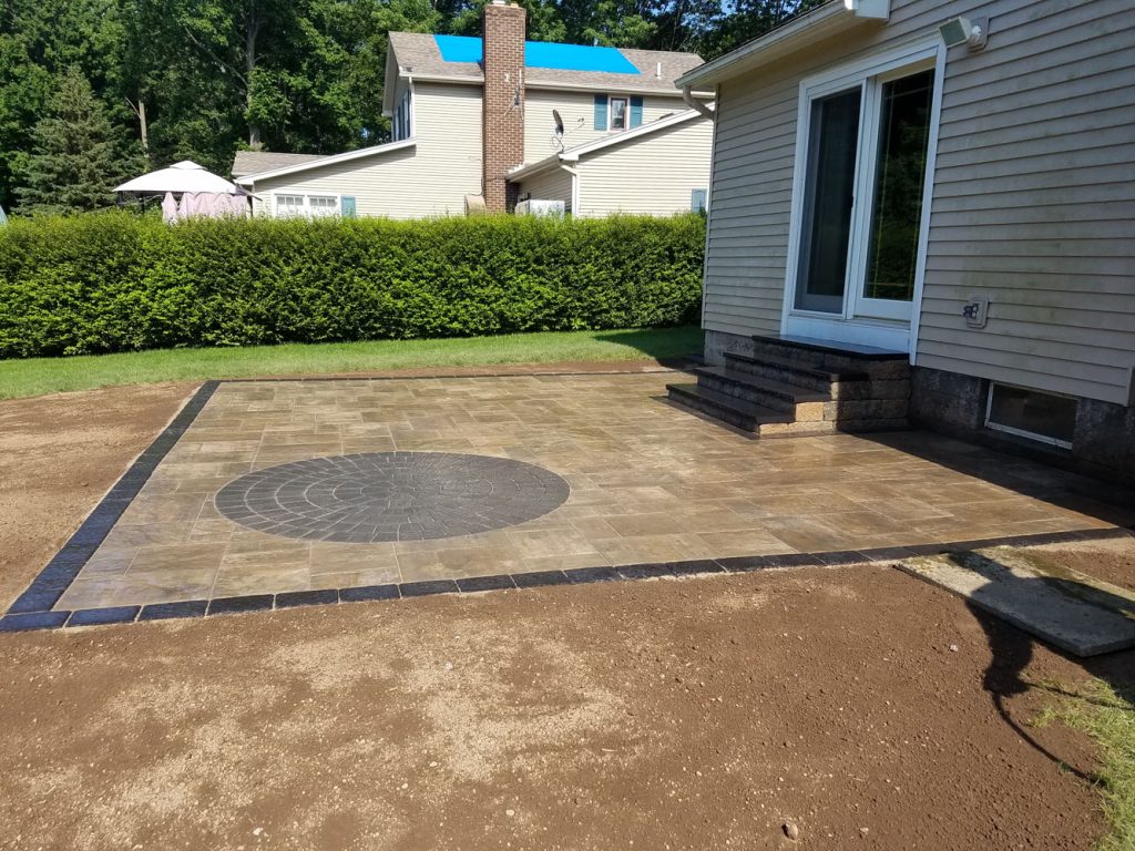 Paver Patio with Stone Step and Contrasting Circle Kit (Webster)